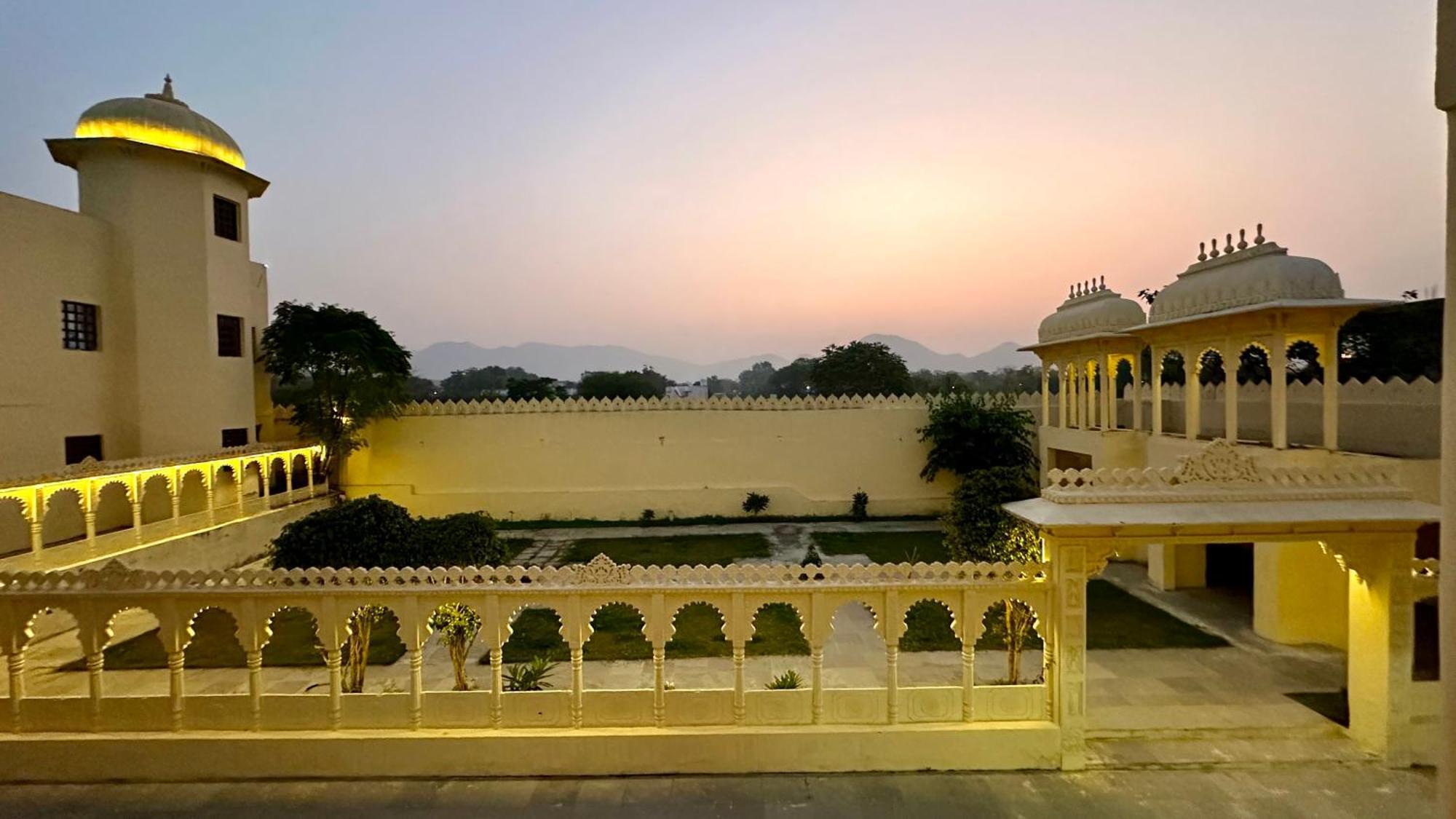 The Burj Resort Luxurious Stay Udaipur Exterior foto